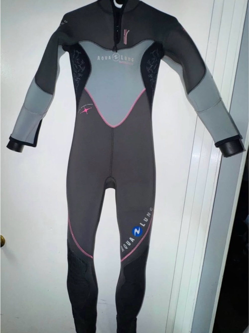 Aqua Lung Women’s Full-Length Gray & Light Gray Wetsuit with Pink Accents